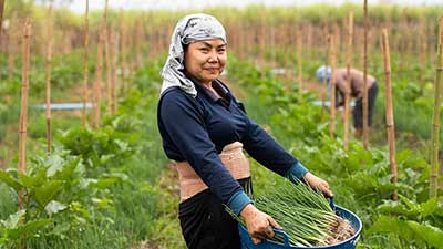 woman-worker-field-400x225