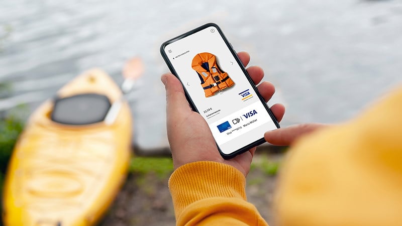 Kayaker ordering lifejacket