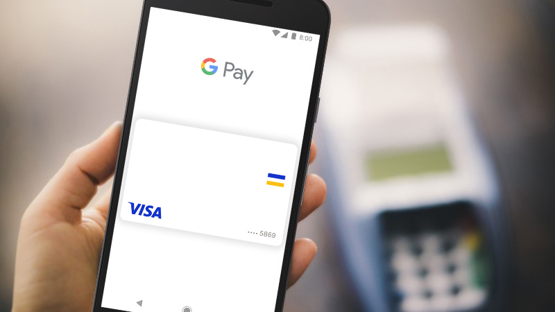 Mano che tiene un telefono Android con una carta sullo schermo Google pay